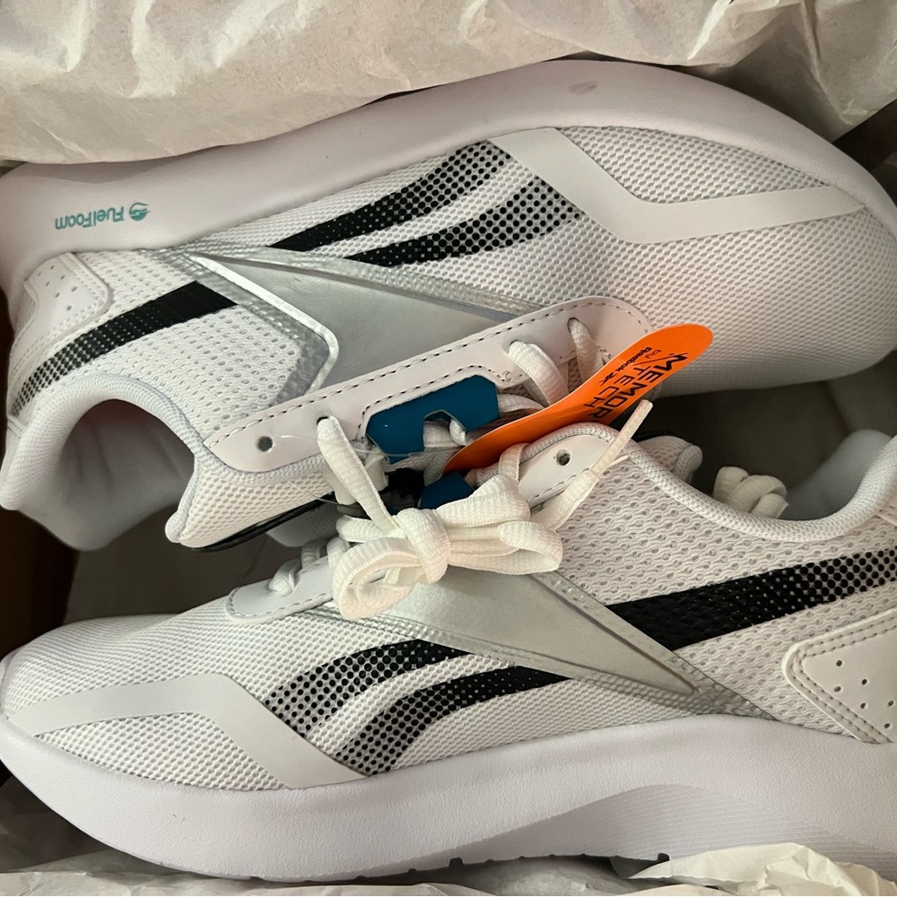 NWB Women’s Reebok energylux 2.0 running shoe. Size 6